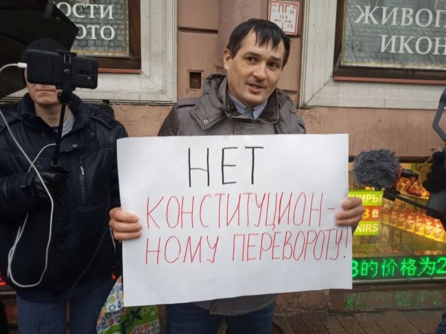 Ви знаєте повію, що 20 років пропрацювала в одному борделі? - акції протесту проти безстрокового перебування Путіна при владі відбулися в РФ 06