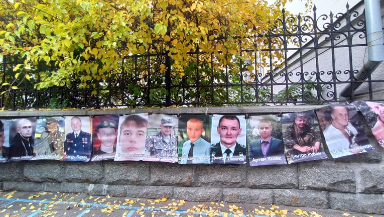 Україно, МИ Є: рідні українських полонених і зниклих без вісті на Донбасі пікетують ОП - матері заявили, що стоятимуть на Банковій 72 години 26 Україно, МИ Є: рідні українських полонених і зниклих без вісті на Донбасі пікетують ОП - матері заявили, що стоятимуть на Банковій 72 години 26