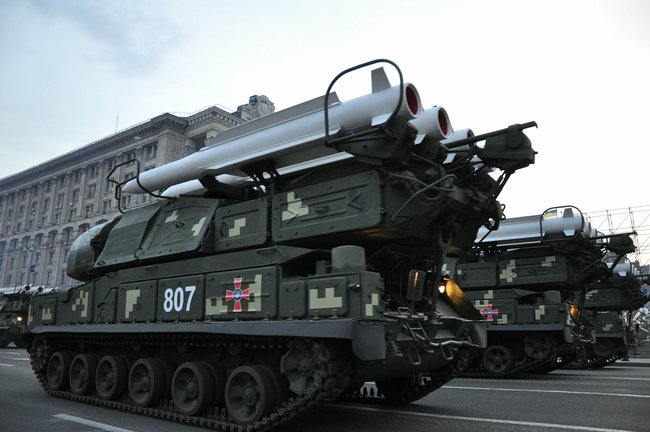 Від Точки-У до Джавелінів: вражаючі кадри 250 одиниць бойової техніки на Хрещатику 47