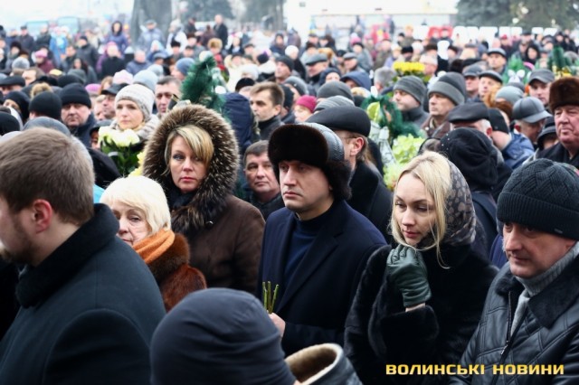 Сотні людей прийшли попрощатися з мером Луцька Романюком 23
