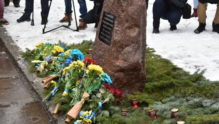 В Краматорске почтили память жертв обстрела наемниками РФ из РСЗО "Смерч" в 2015 году. ФОТОрепортаж