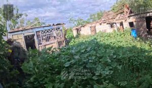 3-тя штурмова бригада ліквідує ворога, що ховається в покинутих будинках на Харківщині. ВIДЕО