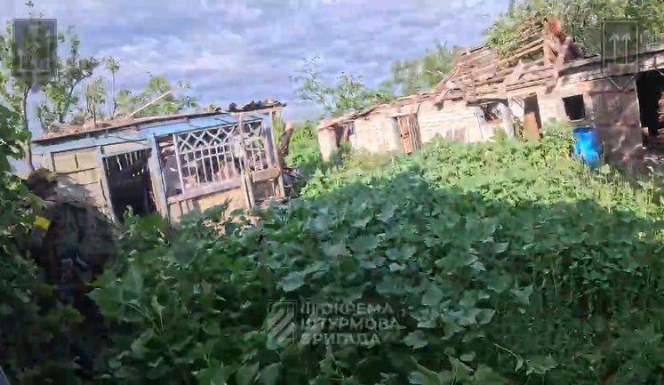 3-тя штурмова бригада ліквідує ворога, що ховається в покинутих будинках на Харківщині. ВIДЕО