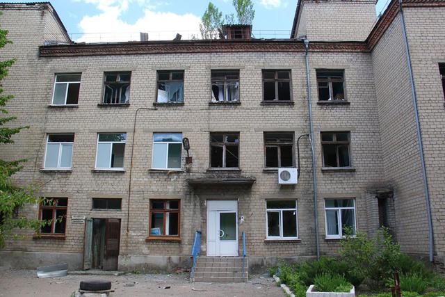 Наслідки обстрілу бойовиками Красногорівки 02 Наслідки обстрілу бойовиками Красногорівки 02