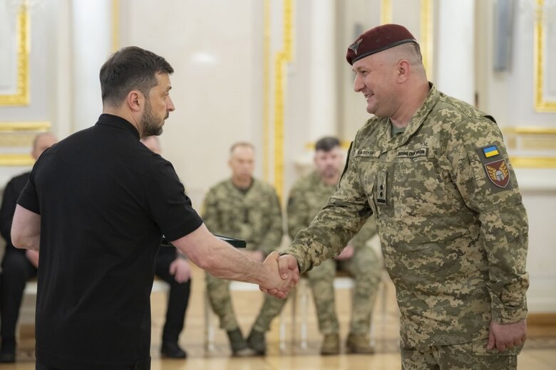 Зеленський вручив нагороди військовим