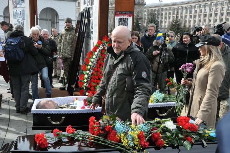 Із воїнами Олегом та Микитою Хомюками попрощалися у Києві: Батько та син загинули в бою проти окупантів під Бахмутом 03