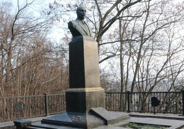 С могилы Коцюбинского в Чернигове вандалы похитили 100-килограммовый бронзовый бюст 01