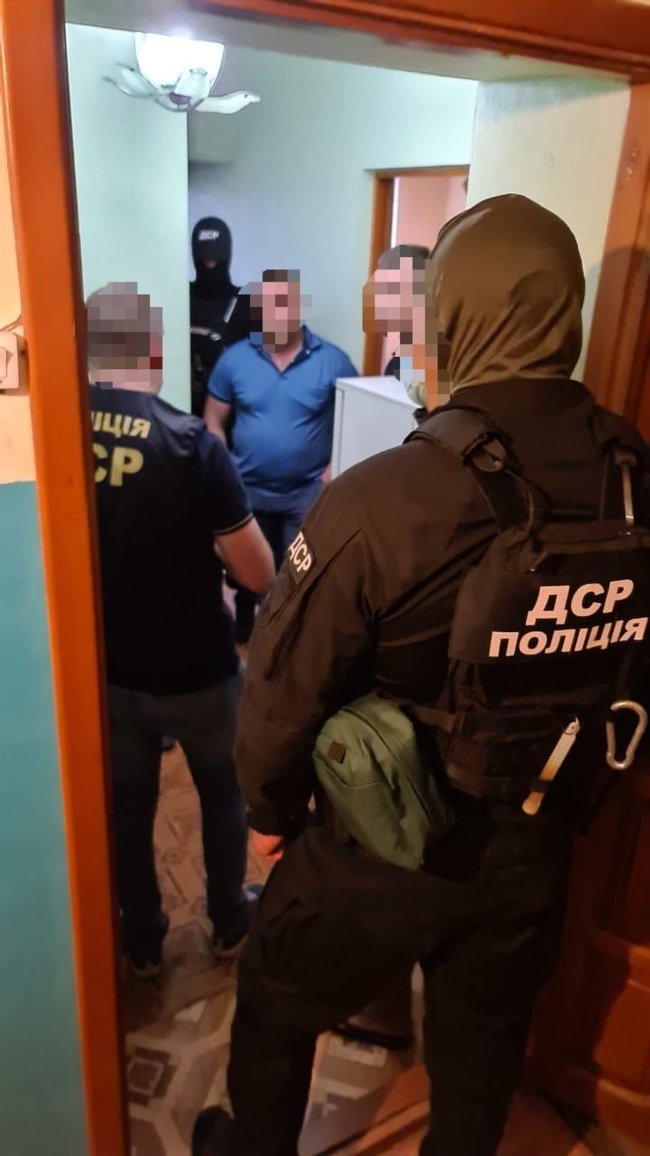 Корупція на Одеській митниці: відразу трьох начальників затримали на хабарі 02