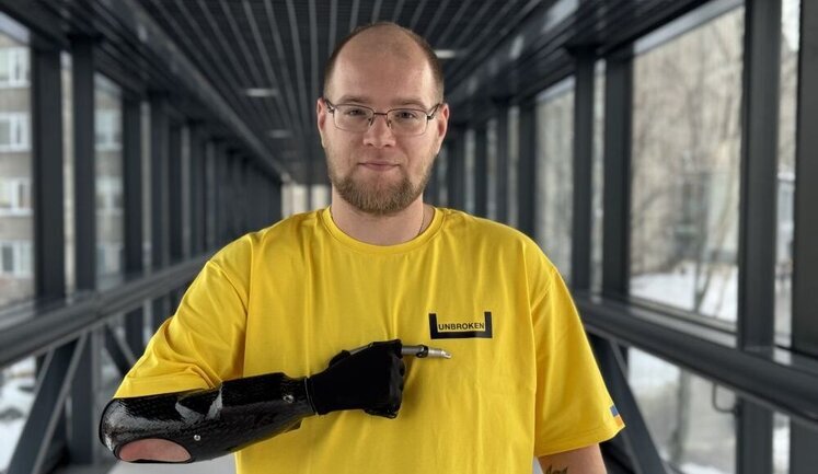 Захисник України Шикун, який отримав біонічний протез руки, планує повернутися на фронт. ФОТО