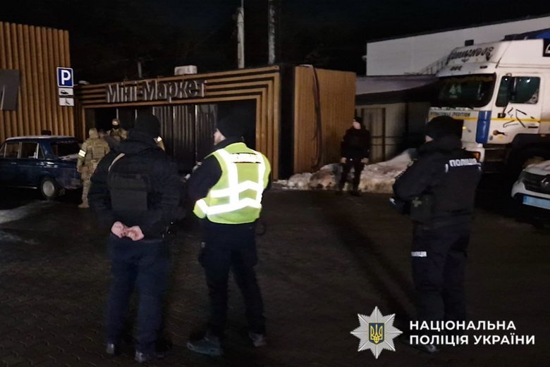 Чоловік кинув гранату в поліцейських на Буковині: його затримано
