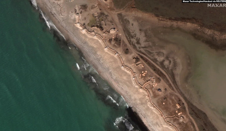 Russians dig new trenches in Crimea and install "dragon’s teeth". PHOTOS