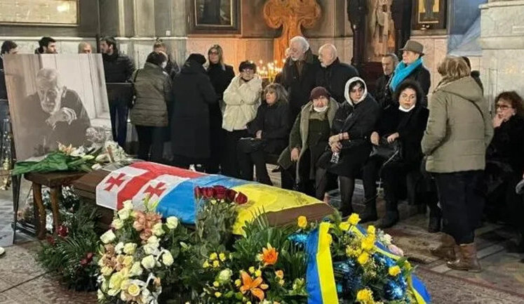 В Грузии прощаются с Вахтангом Кикабидзе, по решению семьи гроб покрыли украинским и грузинским флагами. ВИДЕО+ФОТО