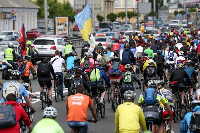 Велодень: сотні велосипедистів проїхалися колоною столицею 03