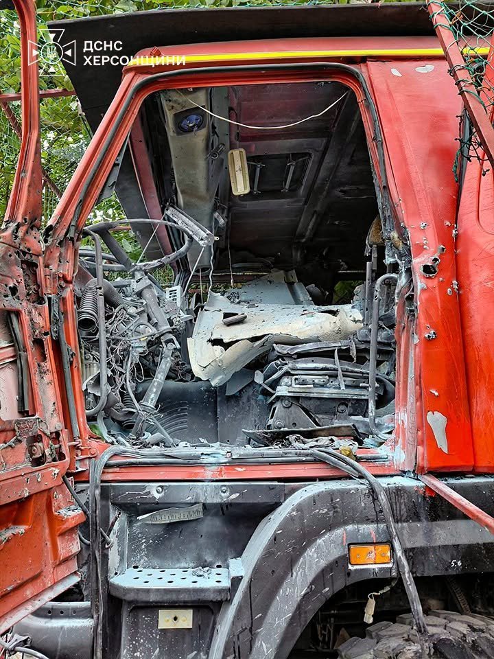 Росіяни вдарили по авто пожежників у Херсоні