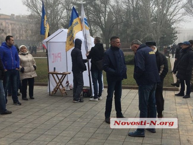 Мітинг за відставку губернатора Савченка в Миколаєві: будівлю облради охороняють сотні силовиків, азовці пройшли всередину, почалися сутички 23