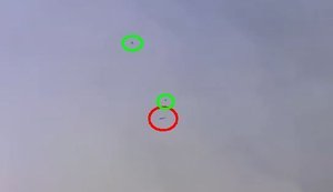 Два дрони-перехоплювачі в’ються навколо російського БПЛА "Молнія", вичікуючи моменту для атаки. ВIДЕО