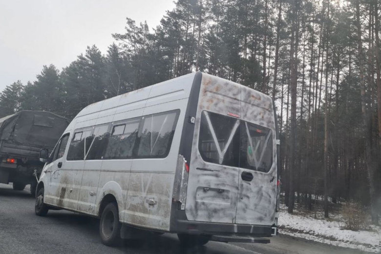 Russian invaders take cars stolen in Ukraine from Belarus 03