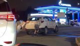 Двое россиян толкают машину в очереди на АЗС, надеясь приобрести топливо. ВИДЕО