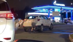 Дефіцит пального в РФ: росіяни штовхають автівки