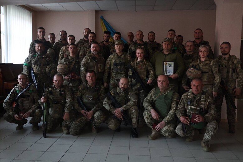 Сырский наградил пехотинцев, сдерживающих врага на передовой 01 Сырский наградил пехотинцев, сдерживающих врага на передовой 01