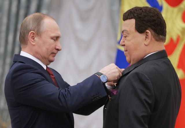 Путін нагородив Кобзона за допомогу донбаським сепаратистам 01 Путін нагородив Кобзона за допомогу донбаським сепаратистам 01