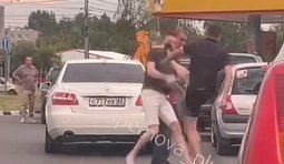 двоє росіян б’ються у черзі за бензином