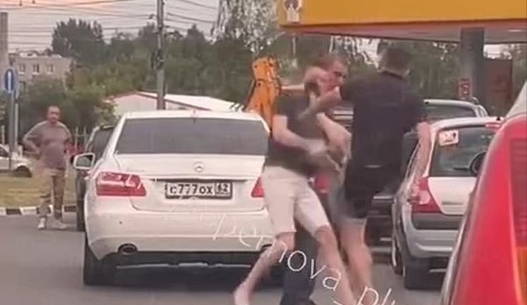 Двоє водіїв б’ються навкулачки у черзі за пальним на АЗС у російській Рязані. ВIДЕО