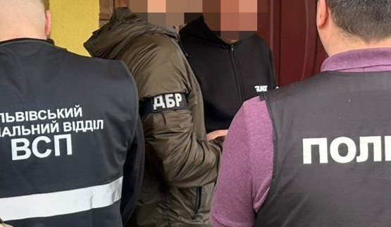 ДБР викрило посадовця "Центру пробації", який за $12 тисяч обіцяв допомогти виїхати з ТЦК