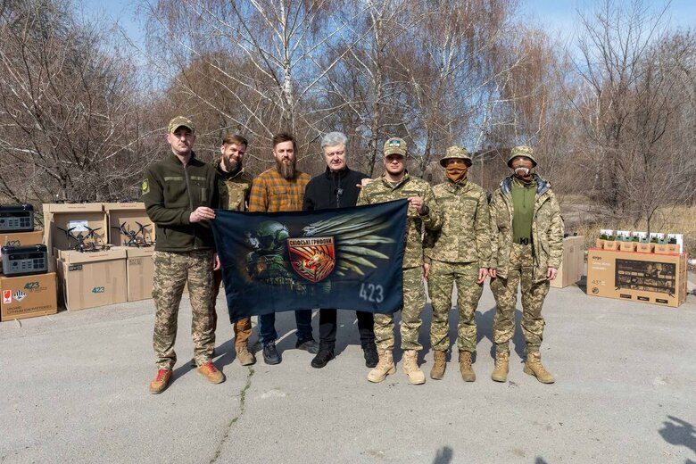 Порошенко передал партию помощи воинам на Востоке