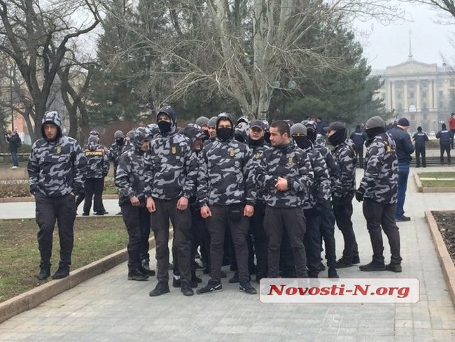 Мітинг за відставку губернатора Савченка в Миколаєві: будівлю облради охороняють сотні силовиків, азовці пройшли всередину, почалися сутички 19
