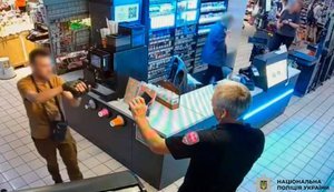 Нетрезвый киевлянин открыл стрельбу в супермаркете на Оболони: его задержали. ФОТОрепортаж