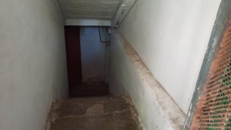 Зачинені двері, кодові замки та записки з телефонними номерами: як потрапити до укриттів у Києві 12