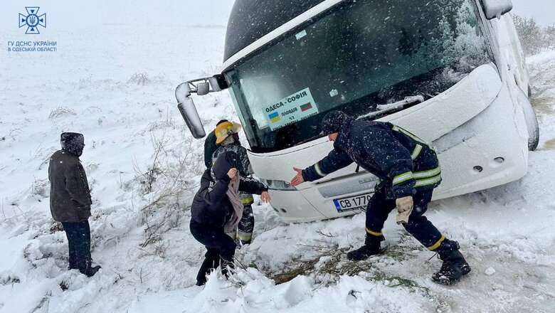 Последствия непогоды в Украине: в Одессе упала 100-метровая труба на одной из котельных, в Полтавской области обесточены 437 населенных пунктов 07