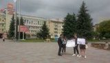 Двое ривненцев вышли в центр города с плакатами за импичмент Зеленского, их забрала полиция (обновлено)
