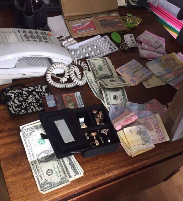 На хабарі в $ 2 тисячі спіймано голову і чиновницю РДА на Одещині (оновлено) 06