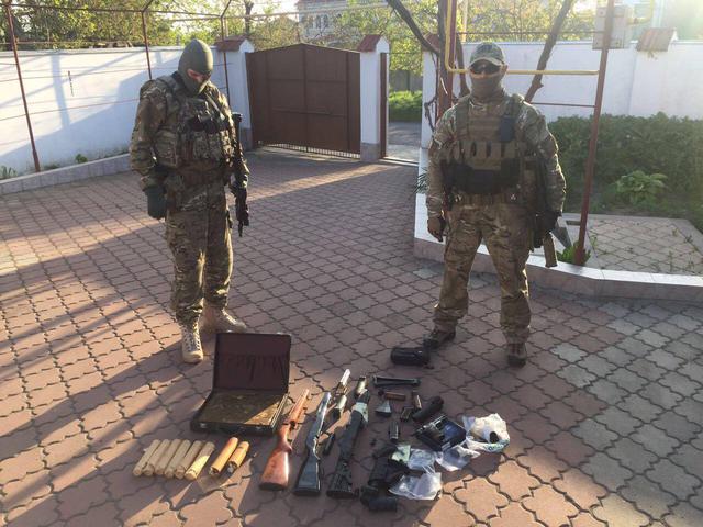 SBU detains group of ATO zone arms traders 11 SBU detains group of ATO zone arms traders 11