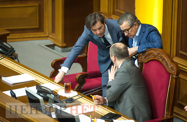 Ляшко і Богуслаєв вивчають газету, Семерак в оточенні нардепів та обійми Ричкової і Полторака, - день роботи ВР 18 травня 11