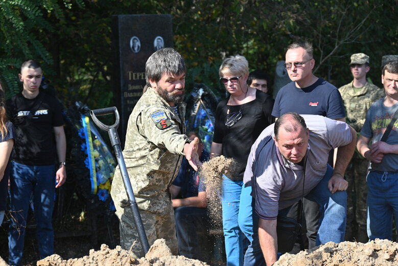 Із загиблим воїном штурмової роти 59-ї бригади Володимиром Іщенком попрощалися у Києві 35