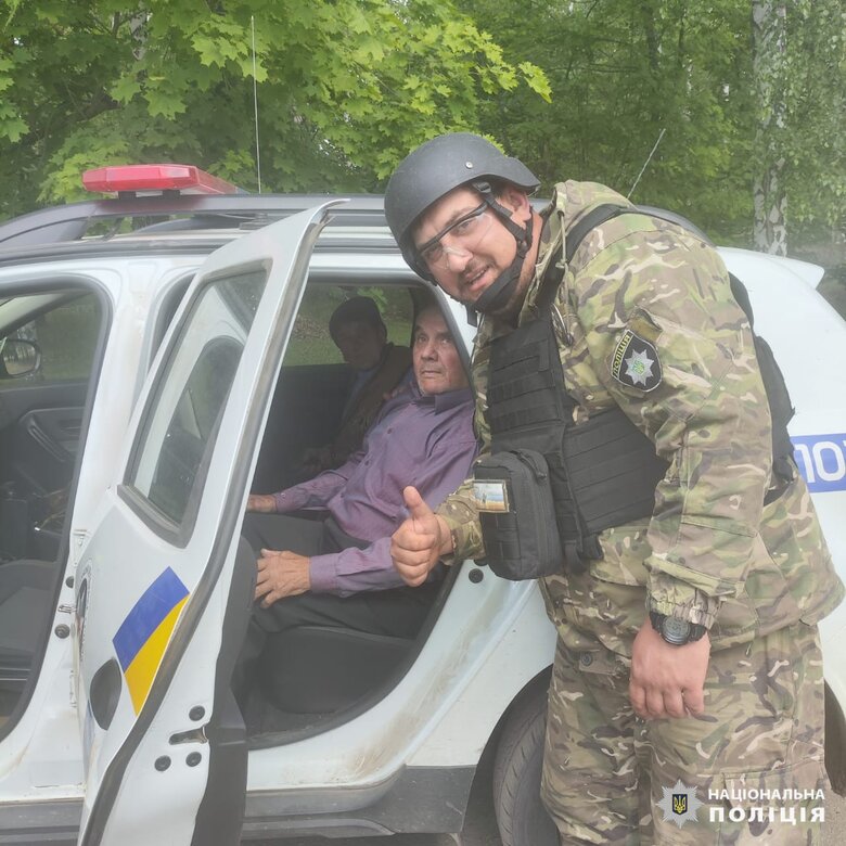 Поліцейські евакуйовують людей з обстрілюваних громад Харківщини