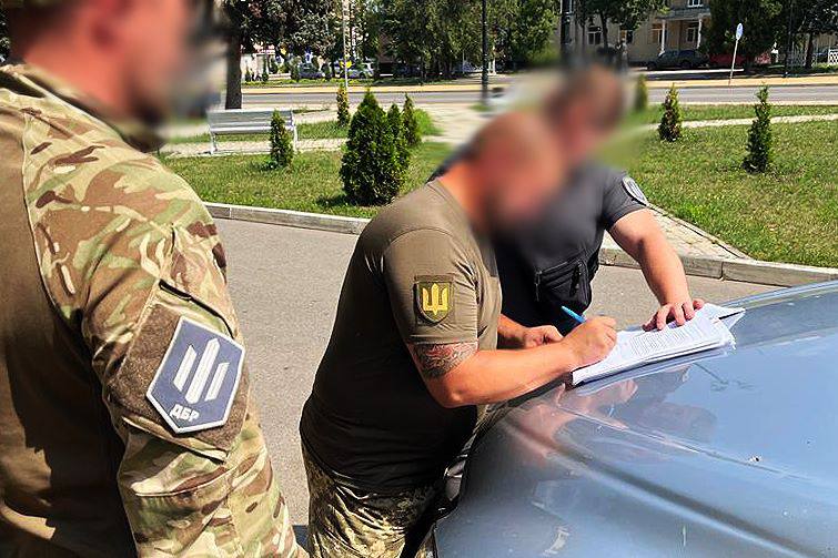 Воєнкома та працівника поліції викрито на хабарі на Донеччині: видавали фіктивні довідки про непридатність до служби 01