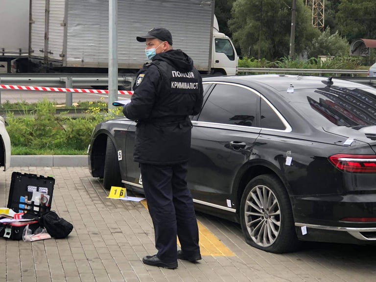 Стріляли в автомобіль помічника Зеленського Шефіра, поранено водія 12