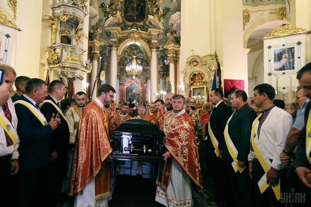 Прощання з Гузаром: 10 тис. осіб взяли участь у скорботному ході у Львові 07