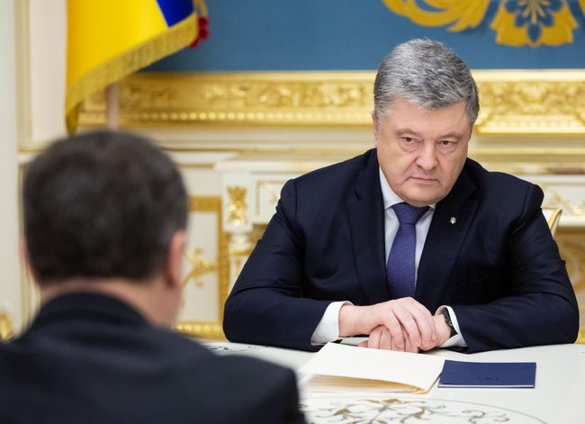 I demand to stop dismissing postmen and ensure pensions delivery, - Poroshenko at meeting with postal service chief 02