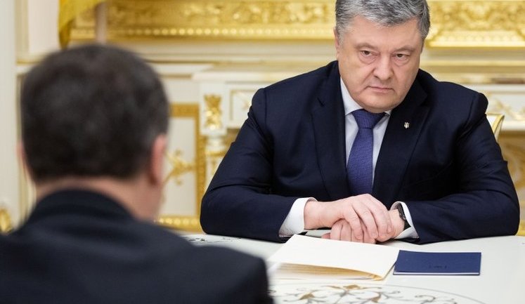 Порошенко потребовал от Смелянского снизить свою зарплату и прекратить закрывать почтовые отделения