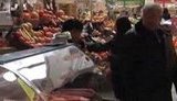 Бессарабка - рынок для элиты: заоблачные цены на продукты с Троещины и фальсификат для богатеньких лохов. ВИДЕО