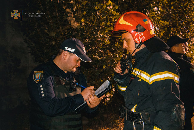 В Киеве сгорел двухэтажный частный дом, огонь повредил три автомобиля, мужчина в крайне тяжелом состоянии доставлен в больницу, - ГСЧС 10