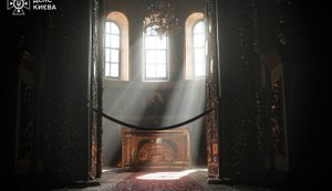 Пожар на крыше Успенского собора ликвидирован, повреждены академия, детский сад и более 20 домов в Киеве. ФОТОРЕПОРТАЖ