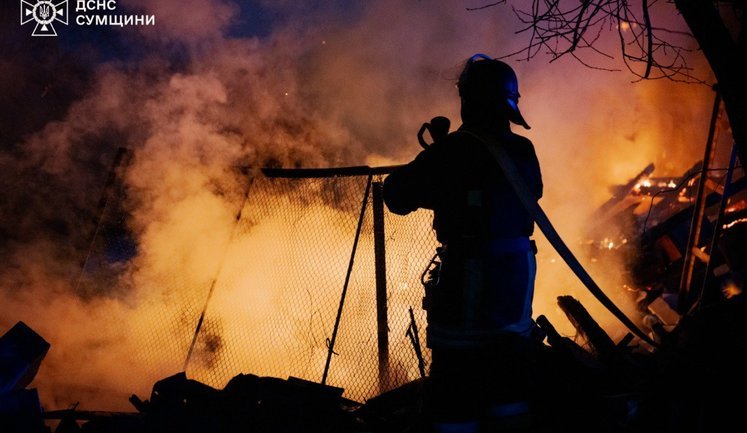 Враг нанес удар по жилому сектору Сум: возник масштабный пожар. ФОТОрепортаж
