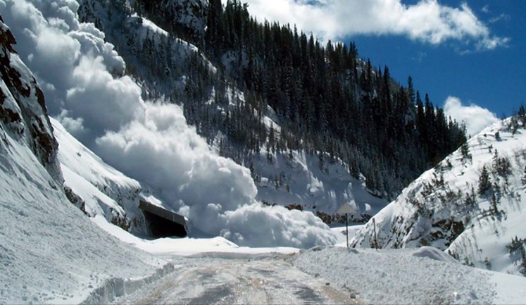 На Чорногірському хребті лавина накрила групу туристів: одна людина постраждала