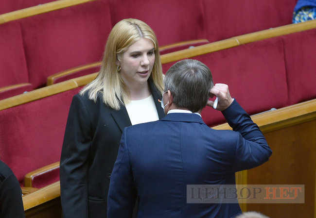 Усі обіймаються та обмінюються любязностями, Тимошенко шепочеться, Порошенко задумливий, Разумков розводить руками, - день роботи Ради 7 вересня 18